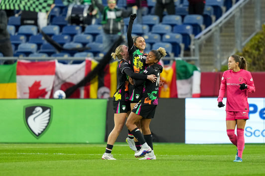 Alba Caño celebrates with Jorelyn Carabalí and Annie Karich after scoring her first goal for the club